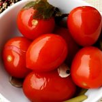 засоленные томаты в миске
